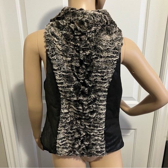 Dolce Cabo | Faux fur sleeveless vest - Picture 2 of 9